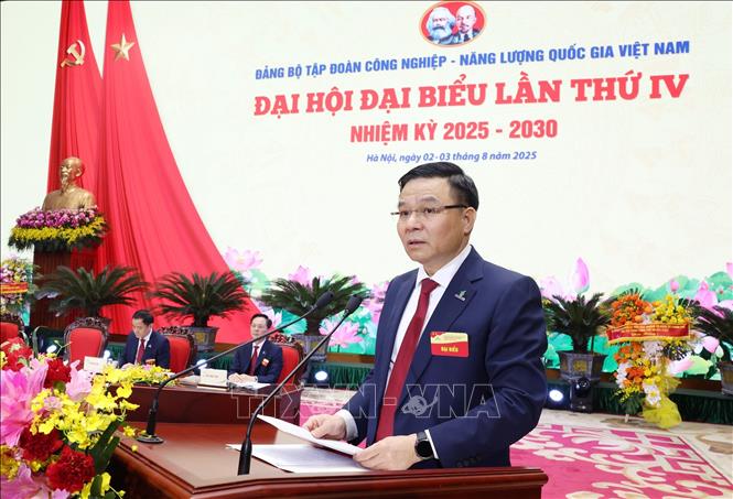 Đồng chí Lê Mạnh Hùng, Bí thư Đảng uỷ, Chủ tịch HĐTV Tập đoàn Công nghiệp - Năng lượng Quốc gia Việt Nam phát biểu khai mạc đại hội. Ảnh: Quốc Khánh - TTXVN