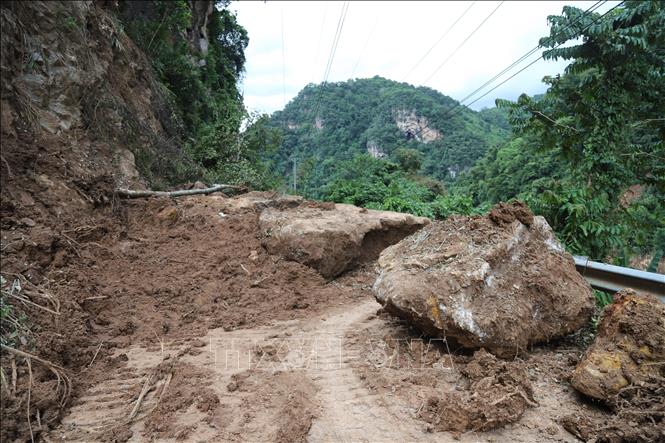 Quốc lộ 16 sạt lở núi nghiêm trọng, gây cô lập xã Nhôn Mai hơn 10 ngày qua. Ảnh: Xuân Tiến - TTXVN 