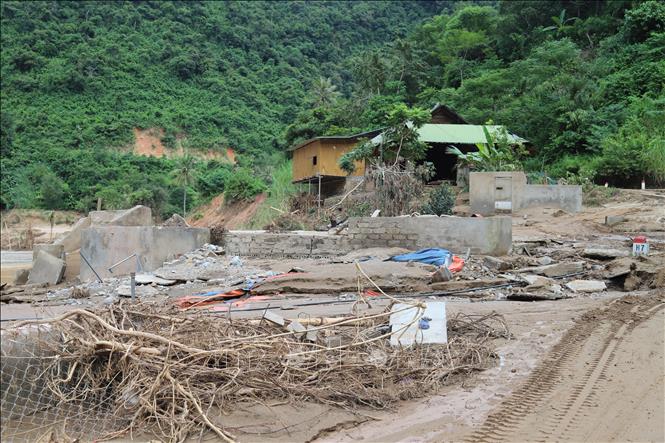 Sau lũ dữ, những bản làng bị cô lập thiệt hại nặng nề về nhà cửa, tài sản. Ảnh: Xuân Tiến - TTXVN 
