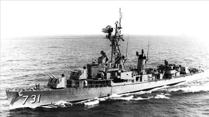Chiến thắng trận đầu ngày 2 và 5 tháng 8 năm 1964 - khi ba tàu phóng lôi nhỏ bé dũng cảm tấn công tàu khu trục Maddox là khúc dạo đầu bi hùng của Hải quân. Đây là trận đánh mở màn cho tinh thần “dám đánh, biết đánh và quyết đánh thắng”, trở thành kim chỉ nam cho mọi hành động sau này của Hải quân Nhân dân Việt Nam. Trong ảnh: Tàu khu trục Maddox (DD-731) của Mỹ xâm phạm vùng biển của Việt Nam ngày 2/8/1964. Ảnh: Tư liệu quốc tế/TTXVN phát