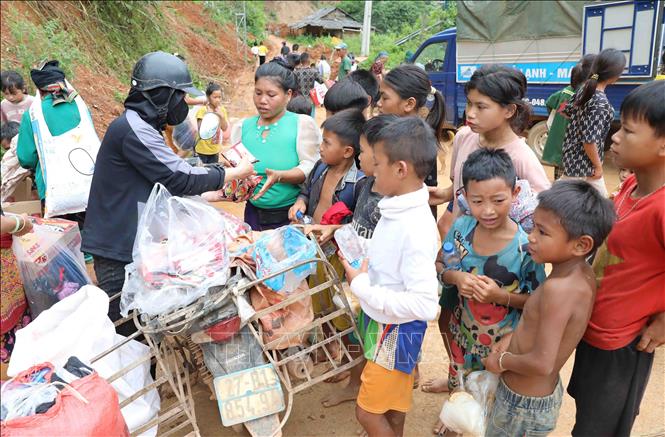Nhiều tổ chức, cá nhân cứu trợ thực phẩm, đồ dùng thiết yếu cho người dân bản Suối Lư, xâ Na Son. Ảnh: Trung Kiên – TTXVN
