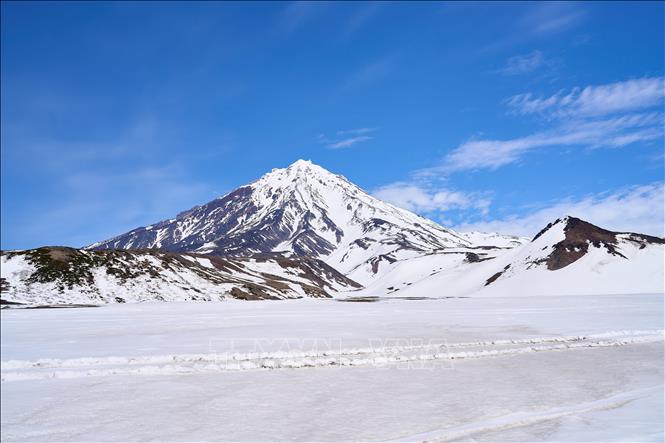 Núi lửa ở Kamchatka, Nga ngày 4/6/2025. Ảnh: THX/TTXVN