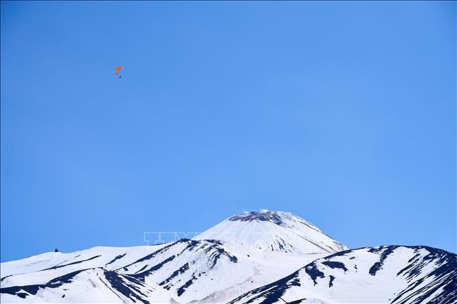 Núi lửa ở Kamchatka, Nga ngày 4/6/2025. Ảnh: THX/TTXVN