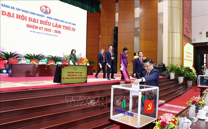 Đại biểu bỏ phiếu bầu Ban Chấp hành Đảng bộ Tập đoàn Công nghiệp - Năng lượng Quốc gia Việt Nam khoá IV, nhiệm kỳ 2025 - 2030. Ảnh: Quốc Khánh - TTXVN