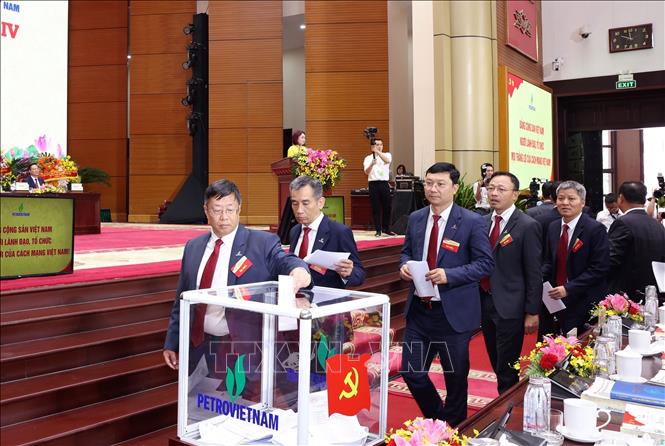 Đại biểu bỏ phiếu bầu Ban Chấp hành Đảng bộ Tập đoàn Công nghiệp - Năng lượng Quốc gia Việt Nam khoá IV, nhiệm kỳ 2025 - 2030. Ảnh: Quốc Khánh - TTXVN