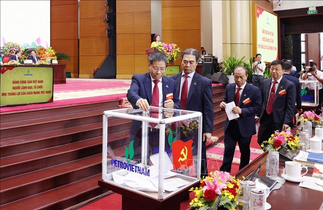 Đại biểu bỏ phiếu bầu Ban Chấp hành Đảng bộ Tập đoàn Công nghiệp - Năng lượng Quốc gia Việt Nam khoá IV, nhiệm kỳ 2025 - 2030. Ảnh: Quốc Khánh - TTXVN