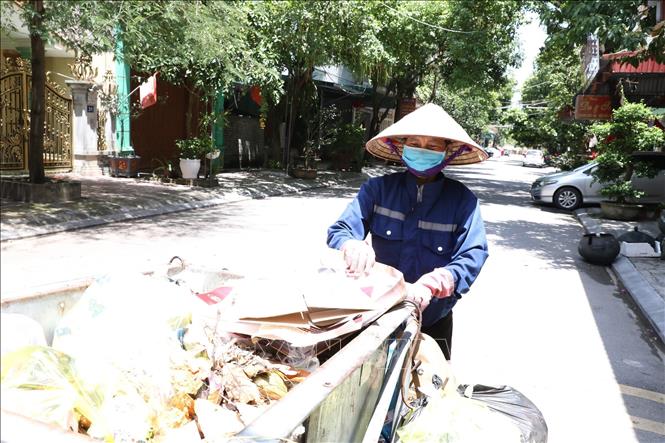 Một người lao công làm việc giữa trưa nắng đỉnh điểm tại phố Ngô Quyền, phường Hoa Lư, tỉnh Ninh Bình. Ảnh: Đức Phương – TTXVN