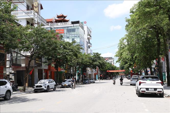 Trục đường chính tại phường Hoa Lư, tỉnh Ninh Bình vắng bóng người do nắng nóng đầu giờ chiều ngày 3/8. Ảnh: Đức Phương - TTXVN