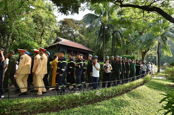 Cán bộ, chiến sĩ thuộc các lực lượng tham gia Lễ diễu binh, diễu hành kỷ niệm 80 năm Cách mạng tháng Tám và Quốc khánh 2/9 tham quan Khu Di tích Chủ tịch Hồ Chí Minh. Ảnh: TTXVN phát 