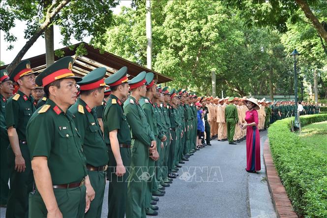 Cán bộ, chiến sĩ thuộc các lực lượng tham gia Lễ diễu binh, diễu hành kỷ niệm 80 năm Cách mạng tháng Tám và Quốc khánh 2/9 tham quan Khu Di tích Chủ tịch Hồ Chí Minh. Ảnh: TTXVN phát 