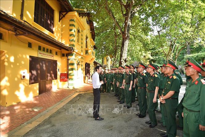 Cán bộ, chiến sĩ thuộc các lực lượng tham gia Lễ diễu binh, diễu hành kỷ niệm 80 năm Cách mạng tháng Tám và Quốc khánh 2/9 tham quan Khu Di tích Chủ tịch Hồ Chí Minh. Ảnh: TTXVN phát 