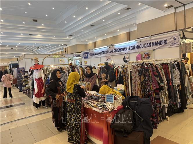 Một gian hàng vải và đồ may truyền thống tại lễ hội. Ảnh: Đỗ Quyên – PV TTXVN tại Indonesia