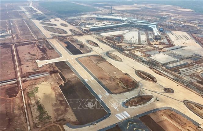 Đường cất, hạ cánh cạnh nhà ga hành khách sân bay Long Thành. Ảnh: Công Phong - TTXVN