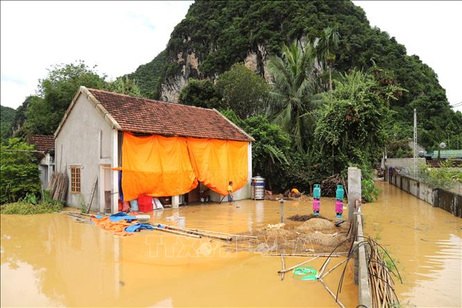 Vùng hạ lưu sông Lam thuộc địa bàn xã Con Cuông bị nước lũ bao vây, cô lập. Ảnh: Xuân Tiến - TTXVN 
