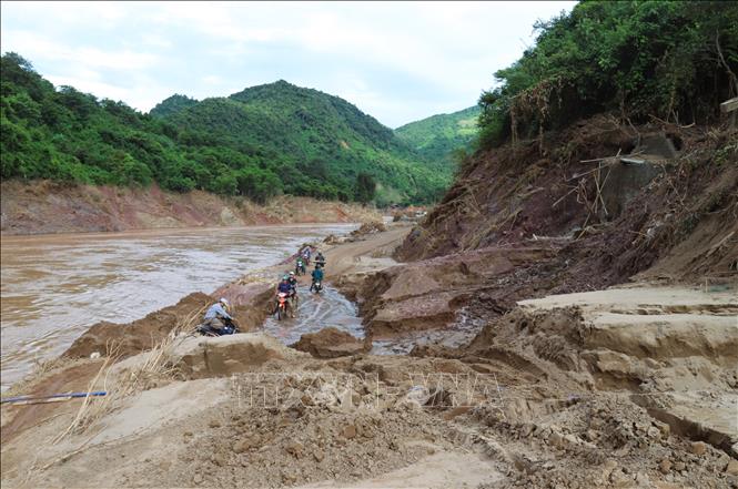Lũ ống, lũ quét nhấn chìm quốc lộ 16 ngập sâu trong lớp bùn đất dày gần 2m, làm biến dạng mặt đường. Ảnh: Xuân Tiến - TTXVN 