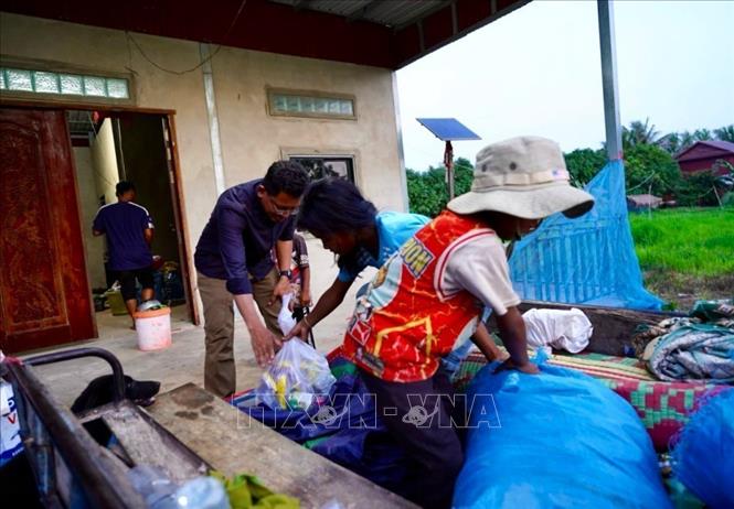 Một hộ dân ở tỉnh Oddar Meanchey trở về nhà sau lệnh ngừng bắn giữa quân đội hai nước Campuchia-Thái Lan. Ảnh: AKP/TTXVN phát   
