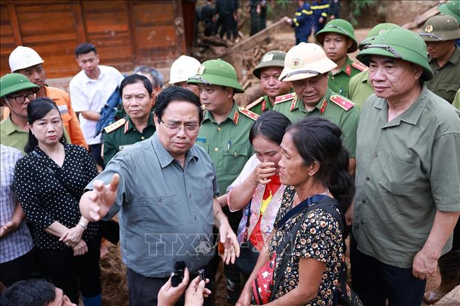 Thủ tướng Phạm Minh Chính động viên đồng bào xã Xa Dung bị thiệt hại do mưa lũ. Ảnh: Dương Giang-TTXVN 
