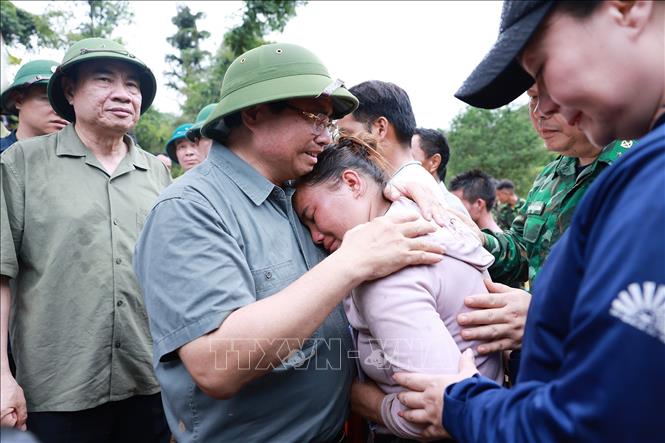 Thủ tướng Phạm Minh Chính động viên gia đình có người chết do mưa lũ ở xã Xa Dung. Ảnh: Dương Giang-TTXVN 