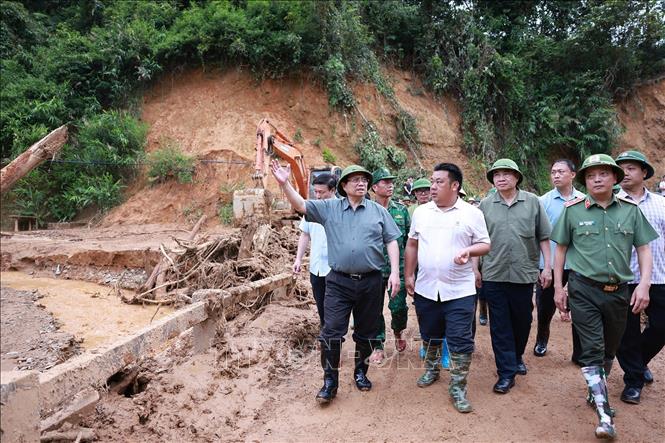 Thủ tướng Phạm Minh Chính chỉ đạo khắc phục hậu quả mưa lũ, lũ quét, sạt lở đất tại xã Xa Dung. Ảnh: Dương Giang-TTXVN 
