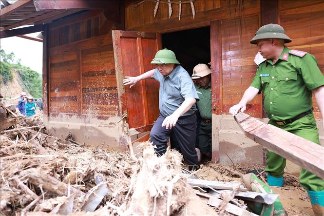 Thủ tướng Phạm Minh Chính kiểm tra, chỉ đạo khắc phục hậu quả mưa lũ, lũ quét, sạt lở đất tại xã Xa Dung. Ảnh: Dương Giang-TTXVN 
