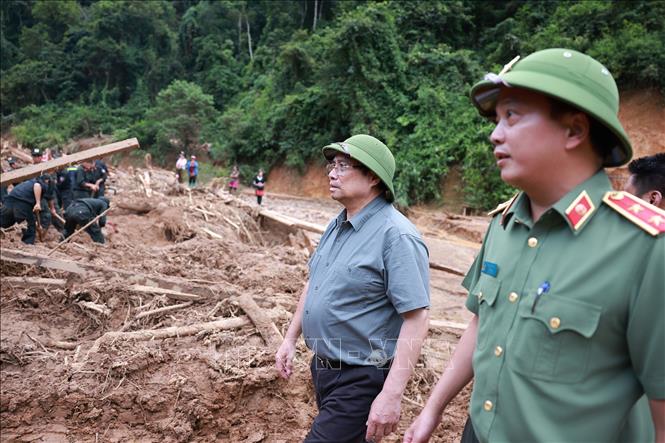 Thủ tướng Phạm Minh Chính chỉ đạo khắc phục hậu quả mưa lũ, lũ quét, sạt lở đất tại xã Xa Dung. Ảnh: Dương Giang-TTXVN 
