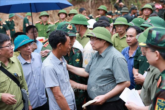Thủ tướng Phạm Minh Chính động viên đồng bào xã Xa Dung bị thiệt hại do mưa lũ. Ảnh: Dương Giang-TTXVN 