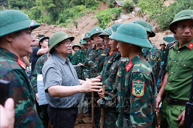 Thủ tướng Phạm Minh Chính động viên lực lượng tham gia công tác khắc phục hậu quả mưa lũ tại xã Xa Dung, tỉnh Điện Biên. Ảnh: Dương Giang-TTXVN 