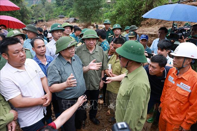 Thủ tướng Phạm Minh Chính động viên lực lượng tham gia công tác khắc phục hậu quả mưa lũ tại xã Xa Dung, tỉnh Điện Biên. Ảnh: Dương Giang-TTXVN 