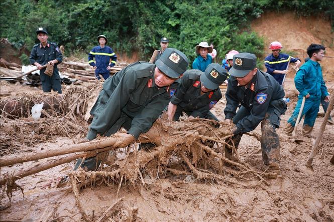 Lực lượng công an tích cực triển khai công tác khắc phục hậu quả mưa lũ, lũ quét, sạt lở đất tại xã Xa Dung. Ảnh: Dương Giang-TTXVN 