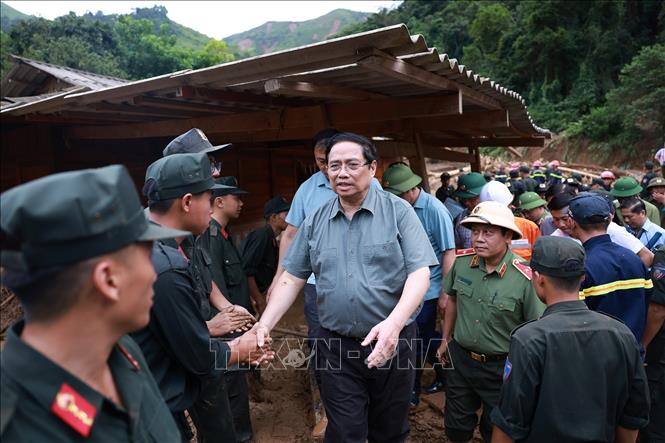 Thủ tướng Phạm Minh Chính động viên lực lượng tham gia khắc phục hậu quả mưa lũ, lũ quét, sạt lở đất tại xã Xa Dung. Ảnh: Dương Giang-TTXVN 