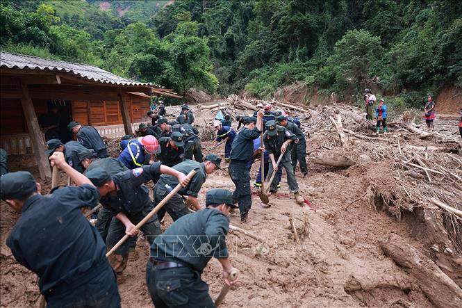 Lực lượng công an, quân đội tích cực triển khai công tác khắc phục hậu quả mưa lũ, lũ quét, sạt lở đất tại xã Xa Dung. Ảnh: Dương Giang-TTXVN 