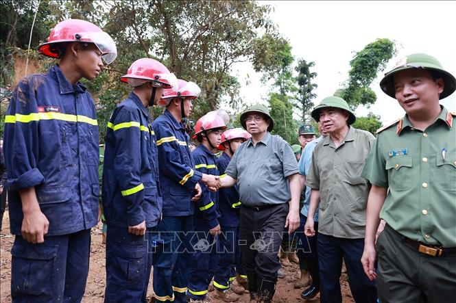 Thủ tướng Phạm Minh Chính động viên lực lượng tham gia khắc phục hậu quả mưa lũ, lũ quét, sạt lở đất tại xã Xa Dung. Ảnh: Dương Giang-TTXVN 
