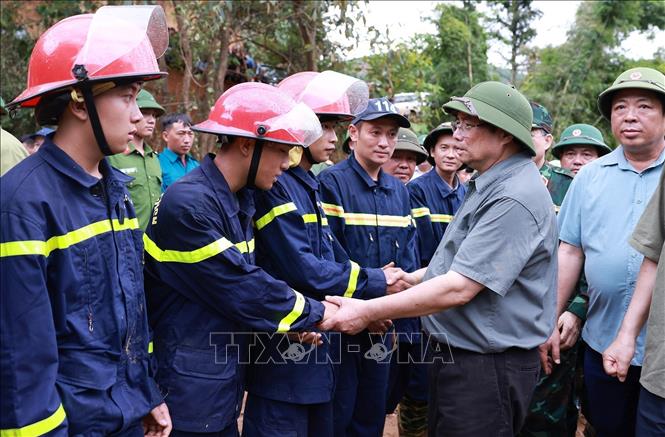 Thủ tướng Phạm Minh Chính động viên lực lượng tham gia khắc phục hậu quả mưa lũ, lũ quét, sạt lở đất tại xã Xa Dung. Ảnh: Dương Giang-TTXVN 
