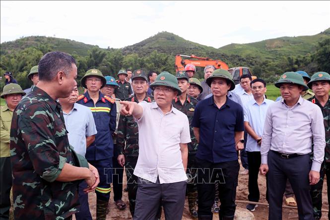 Phó Thủ tướng Lê Thành Long kiểm tra tình hình thiệt hại, công tác khắc phục hậu quả do mưa lũ tại xã Chiềng Sơ. Ảnh: Quang Quyết - TTXVN