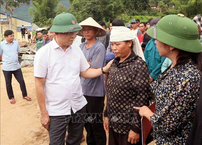 Phó Thủ tướng Lê Thành Long thăm hỏi, động viên gia đình bị thiệt hại về người do mưa lũ ở xã Chiềng Sơ. Ảnh: Quang Quyết - TTXVN