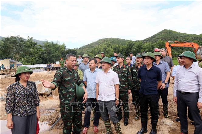 Phó Thủ tướng Lê Thành Long kiểm tra tình hình thiệt hại, công tác khắc phục hậu quả do mưa lũ tại xã Chiềng Sơ. Ảnh: Quang Quyết - TTXVN