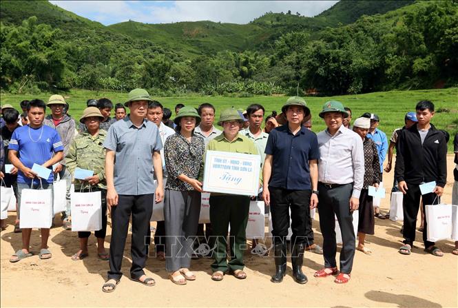 Lãnh đạo Tỉnh ủy, UBND, Ủy ban Mặt trận Tổ quốc Việt Nam tỉnh Sơn La tặng quà cho lãnh đạo xã Chiềng Sơ. Ảnh: Quang Quyết - TTXVN