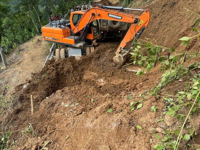 Các đơn vị tăng cường phương tiện máy công trình để khẩn trương thông tuyến. Ảnh:TTXVN phát