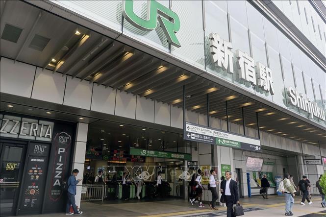 Cửa bán vé tàu tại ga JR Shinjuku ở Tokyo, Nhật Bản. Ảnh: Kyodo/TTXVN
