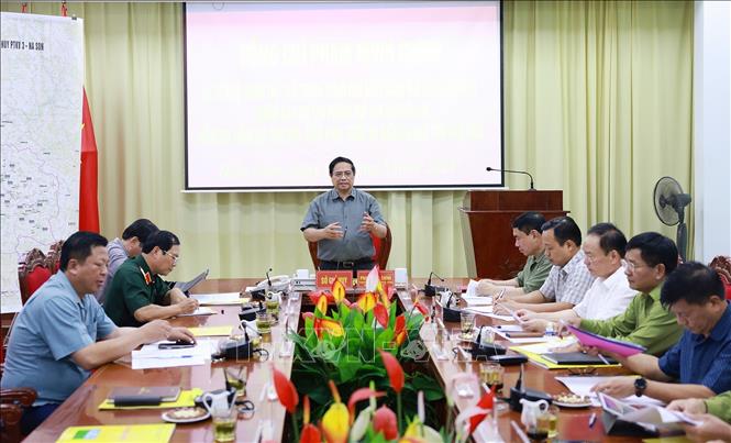 Thủ tướng Phạm Minh Chính, Trưởng Ban Chỉ đạo phòng thủ dân sự quốc gia làm việc với các đơn vị về công tác ứng phó, khắc phục hậu quả thiên tai tại Điện Biên. Ảnh: Dương Giang-TTXVN