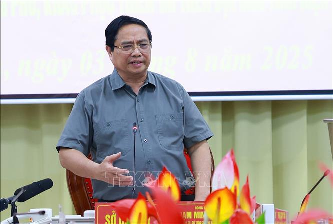 Thủ tướng Phạm Minh Chính, Trưởng Ban Chỉ đạo phòng thủ dân sự quốc gia làm việc với các đơn vị về công tác ứng phó, khắc phục hậu quả thiên tai tại Điện Biên. Ảnh: Dương Giang-TTXVN