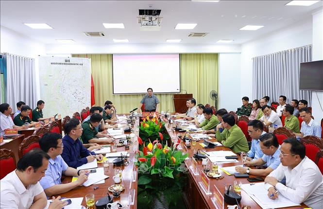 Thủ tướng Phạm Minh Chính, Trưởng Ban Chỉ đạo phòng thủ dân sự quốc gia làm việc với các đơn vị về công tác ứng phó, khắc phục hậu quả thiên tai tại Điện Biên. Ảnh: Dương Giang-TTXVN