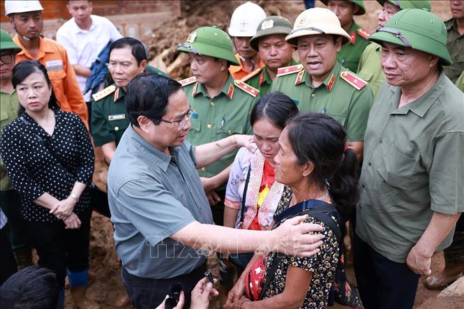 Thủ tướng Phạm Minh Chính động viên đồng bào xã Xa Dung bị thiệt hại do mưa lũ. Ảnh: Dương Giang-TTXVN