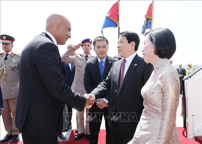 Bộ trưởng Bộ Giáo dục và Đào tạo Ai Cập Mohamed Abdel Latif đón Chủ tịch nước Lương Cường và Phu nhân tại sân bay quốc tế Cairo, Ai Cập. Ảnh: Lâm Khánh – TTXVN