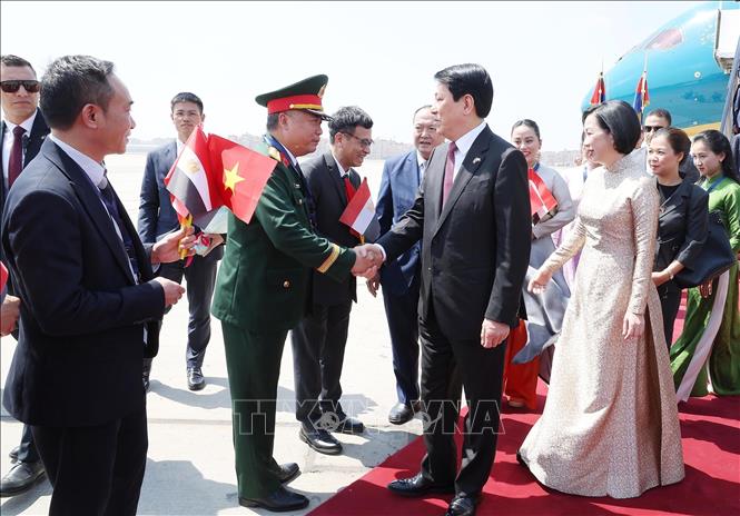 Đại biểu đón Chủ tịch nước Lương Cường và Phu nhân tại sân bay quốc tế Cairo, Ai Cập. Ảnh: Lâm Khánh – TTXVN