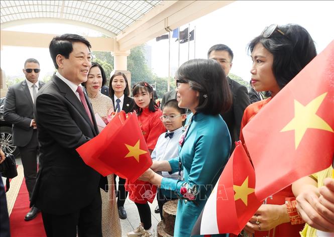 Kiều bào đón Chủ tịch nước Lương Cường và Phu nhân tại Thủ đô Cairo, Ai Cập. Ảnh: Lâm Khánh – TTXVN