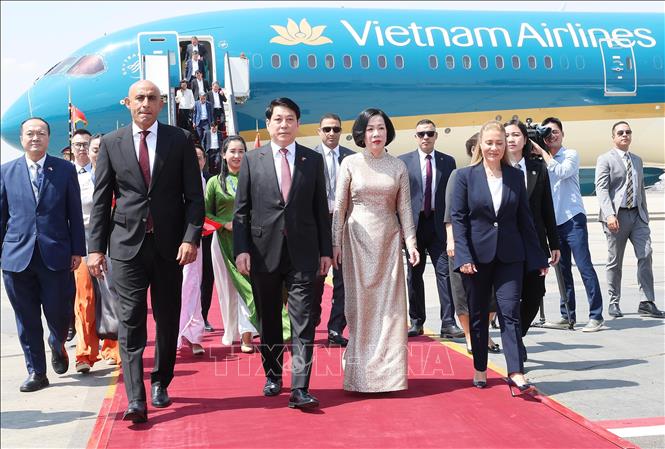 Lễ đón Chủ tịch nước Lương Cường và Phu nhân tại sân bay quốc tế Cairo, Ai Cập. Ảnh: Lâm Khánh – TTXVN