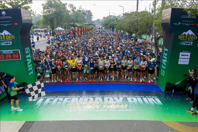 Over 6,000 runners join BaDen Mountain International Marathon 2025. VNA Photo: Giang Phương