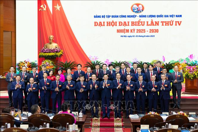 Ban Chấp hành Đảng bộ Tập đoàn Công nghiệp - Năng lượng Quốc gia Việt Nam (Petrovietnam) lần thứ tư, nhiệm kỳ 2025 - 2030 ra mắt đại hội. Ảnh: TTXVN