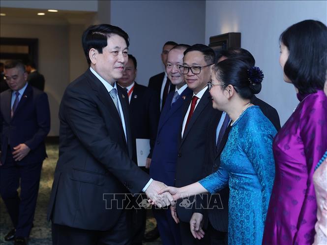 Chủ tịch nước Lương Cường với các Đại sứ Việt Nam tại khu vực châu Phi. Ảnh: Lâm Khánh - TTXVN 
